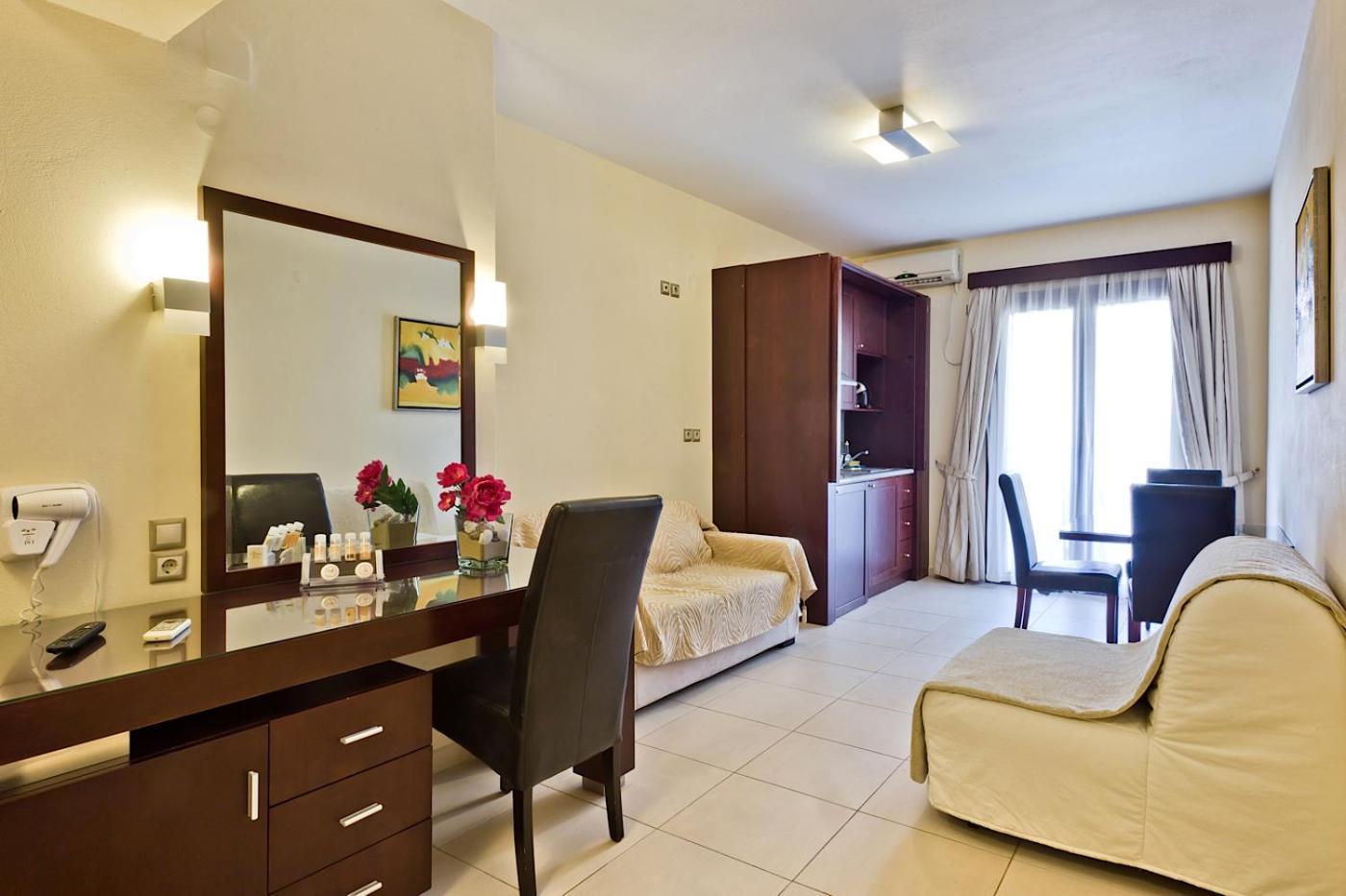 קרפאטוס Socrates Hotel Apartments מראה חיצוני תמונה